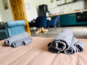 Una pila de toallas encima de una cama en Apartament Studio BiAn, en Timisoara 31 fotos más