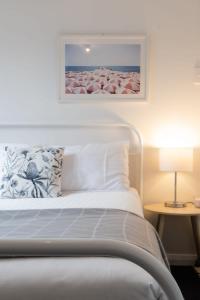 Ένα ή περισσότερα κρεβάτια σε δωμάτιο στο Cute Apartment on the City Fringe +10 φωτογραφίες