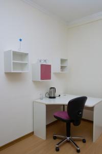 地拉那的住宿－Albjona Guesthouse，办公室配有白色的桌子和椅子