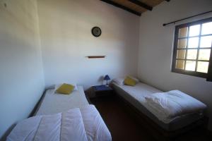 2 Einzelbetten in einem Zimmer mit Fenster in der Unterkunft Casa Mar in Burgau
