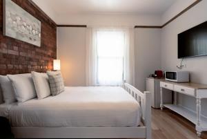 A bed or beds in a room at Cosy Accommodation Moments From The Centre Of Town with Wifi