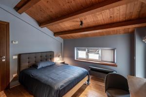 sypialnia z łóżkiem, oknem i krzesłem w obiekcie Le Talee Agriturismo di Charme w mieście Lioni