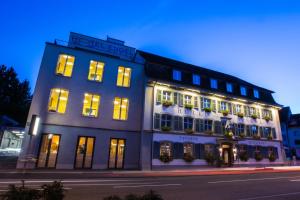 um edifício iluminado numa rua à noite em Hotel Engel Business & Lifestyle em Liestal