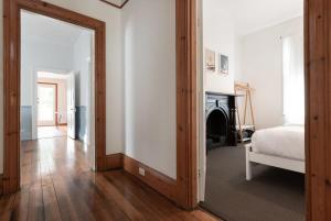 espejo en una habitación con cama y chimenea en Charming Little Home Close To The City w Parking And Wifi, en Kings Park