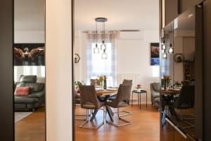 een eetkamer met een tafel en stoelen bij Luma Luxury Apartment with Jacuzzi in Zadar