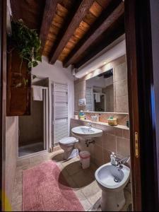 La salle de bains est pourvue de 2 lavabos, de toilettes et d'un miroir. dans l'établissement Ca Giobbe, à Venise