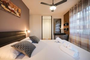 een slaapkamer met een wit bed met 2 kussens bij Luma Luxury Apartment with Jacuzzi in Zadar