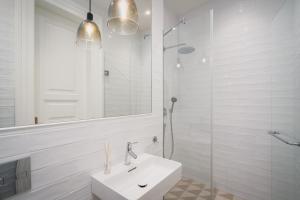 Et badeværelse på Palace Dlazdena – Stylish Prague Centre Apartment