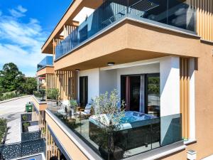 een huis met een balkon en een zwembad bij Luma Luxury Apartment with Jacuzzi in Zadar