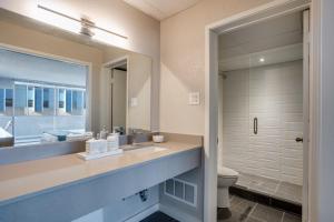 uma casa de banho com um lavatório, um WC e um espelho. em The Kate em Wichita Falls