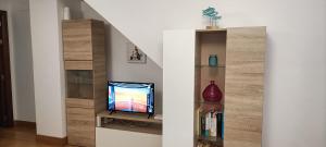 een woonkamer met een televisie in een trappenhuis bij Apartamento Aldama en el centro de Sanlúcar de Barrameda in Sanlúcar de Barrameda