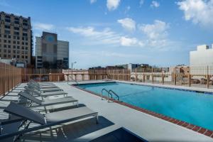 Bazén v ubytování The Kate Hotel nebo v jeho okolí