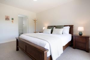 Ένα ή περισσότερα κρεβάτια σε δωμάτιο στο City Comfort: Near Hospital & City with Parking