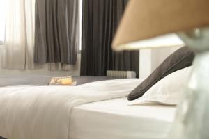 Un pat sau paturi într-o cameră la Bed & Chai Guesthouse