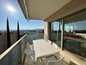 een balkon met een tafel en stoelen en uitzicht bij A013-Apt vue mer avec piscine et terrasse in Cannes