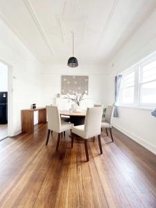 a dining room with a table and chairs at Unit In Preston For Family in Melbourne