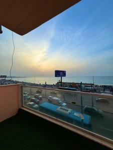 een kamer met uitzicht op het strand en de oceaan bij Alex Inn in Alexandrië