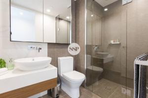 een badkamer met een toilet, een wastafel en een douche bij St Kilda Rd LVL4 2BDR2BATHR WIFI Albert Park in Melbourne