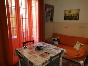 een woonkamer met een tafel en een bank bij Gatti al Borgo in Catania