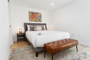 Een bed of bedden in een kamer bij Bright and Trendy 2-story Bankers Hill Condo