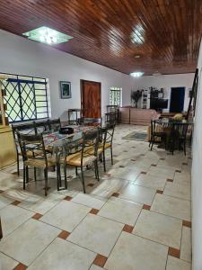 d'une salle à manger avec une table et des chaises. dans l'établissement Sítio Sta Filomena, à Vargem Grande Paulista