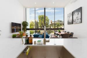 een keuken met uitzicht op een woonkamer bij Bright and Trendy 2-story Bankers Hill Condo in San Diego