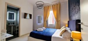 una camera con un letto blu e una finestra di Maschio Angioino Suite a Napoli