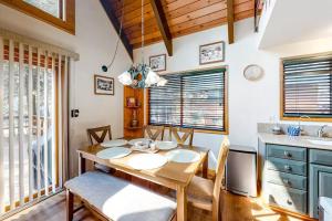 une salle à manger avec une table et des chaises en bois dans l'établissement Charming 3BR Cabin Close to Donner Lake, à Soda Springs
