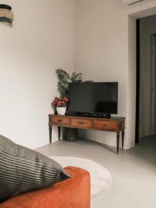 a living room with a flat screen tv on a table at Casa Clementa in Pula