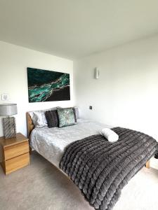 una camera da letto con un letto coperto di Luxury apartment in Canary Wharf a Londra
