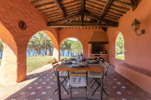 jadalnia na świeżym powietrzu ze stołem i krzesłami w obiekcie Villaflair - Villa Morcone with private beach w mieście Casa Morcone