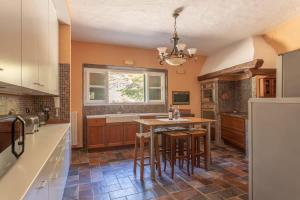 kuchnia ze stołem i krzesłami oraz oknem w obiekcie Villaflair - Villa Morcone with private beach w mieście Casa Morcone +23 zdjęcia