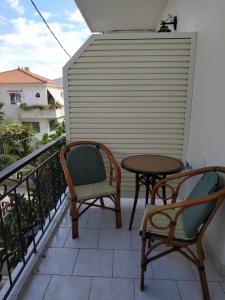 2 chaises et une table sur un balcon dans l'établissement Studios by Evita's Resort, à Poros