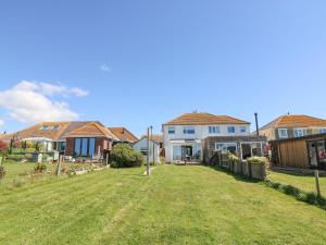 un grand jardin avec des maisons en arrière-plan dans l'établissement Lagoon View, à Weymouth