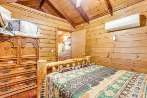 Postel nebo postele na pokoji v ubytování Cozy Pelsor Cabin with Mountain and Valley Views!
