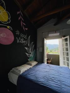 En eller flere senger på et rom på Hostel Caiçara Maresias