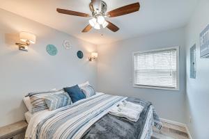 1 dormitorio con 1 cama y ventilador de techo en Pet-Friendly Honeoye Cottage Rental Walk to Lake!, en Honeoye