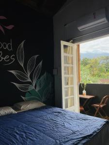 Säng eller sängar i ett rum på Hostel Caiçara Maresias