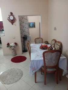 Posezení v ubytování Aaron Villa + 1 fotografie