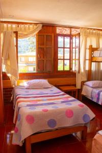 1 dormitorio con 2 camas y ventana en HOSPEDAJE SCHASCA, en Oxapampa