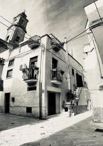 een zwart-witte foto van een gebouw met een klokkentoren bij The Loft Luxury Room Suite con minipiscina in Adelfia