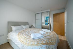 Una cama o camas en una habitación de TruStay Apartments Wandsworth