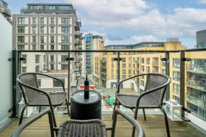 Un balcón o terraza en TruStay Apartments Wandsworth