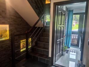 a staircase leading to the front door of a house at Pokoje i apartamenty u Sabiny - DOSTĘP DO JACUZZI TYLKO W WYBRANYCH OPCJACH sprawdź poniżej szczegóły rezerwacji in Szczawnica +85 photos
