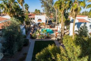 een luchtzicht op een achtertuin met een zwembad en palmbomen bij 34A Casa Grande Modern 1bd condo w HEATED POOL in Casa Grande