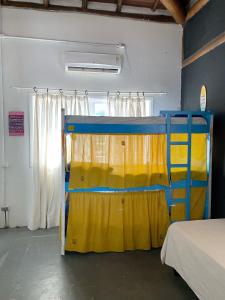 Katil dua tingkat atau katil-katil dua tingkat dalam bilik di Hostel Caiçara Maresias