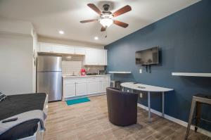 uma cozinha com paredes azuis e uma ventoinha de tecto em 34B- Modern studio condo heated pool and dog park em Casa Grande
