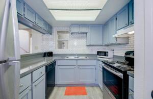 Kitchen o kitchenette sa 37A- Casa Grande Modern Condo 1bd w Heated Pool