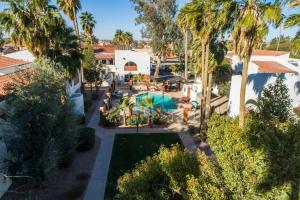 una vista aérea de un patio trasero con piscina y palmeras en 77 Sunny Casa Grande 2bd 2ba condo w heated pool, en Casa Grande