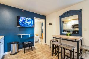 a room with a kitchen with a table and chairs at 41B - Casa Grande modern 1bd condo heated pool in Casa Grande